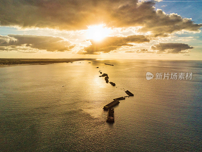 桑树港上空的无人机日落照片/诺曼底登陆日/法国/历史